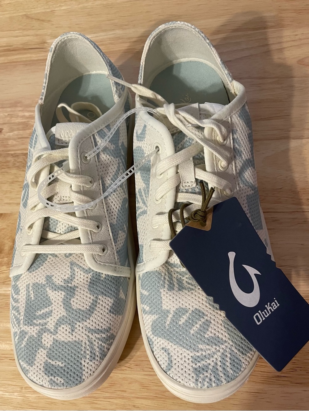 New OluKai Women's 91/2 9.5 Pale Blue and White Lace-Up Knit Sneakers
